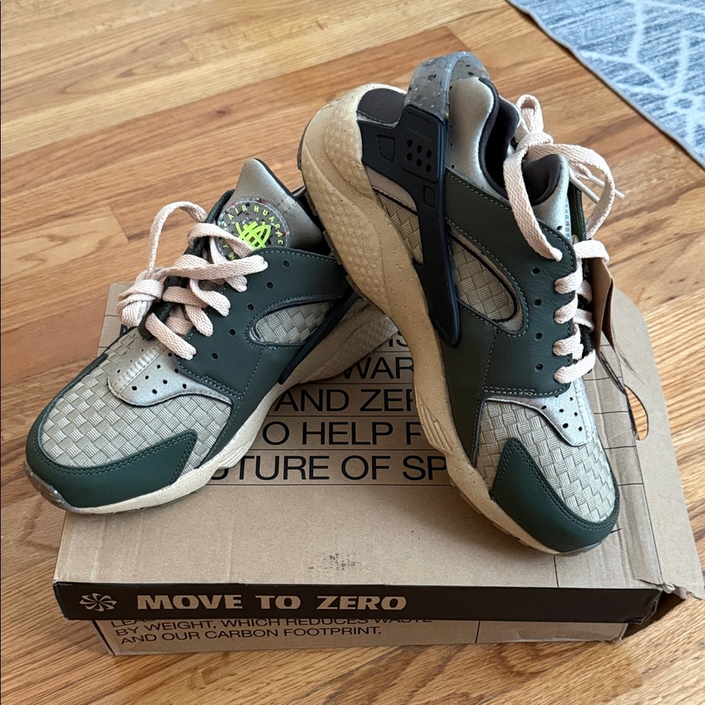 NWT Men’s Nike Huarache Shoes